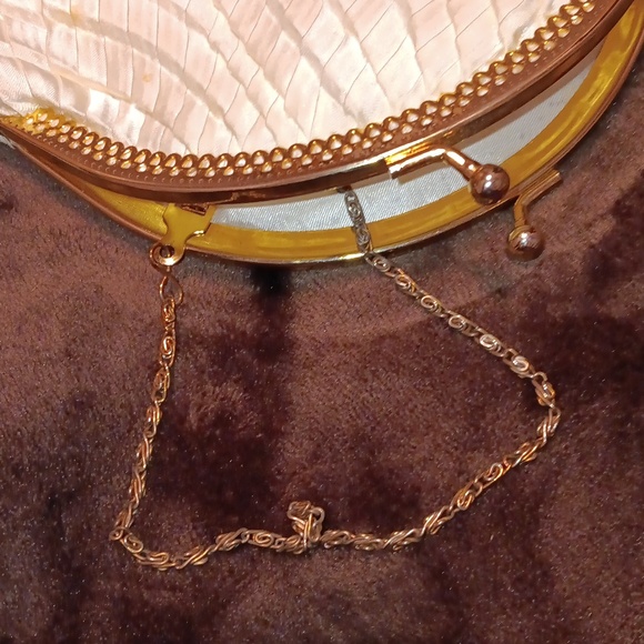 🎉Cream Evening Bag Textured Satin with Gold Metal Trim Enclosure and Gold Chain - Picture 7 of 9